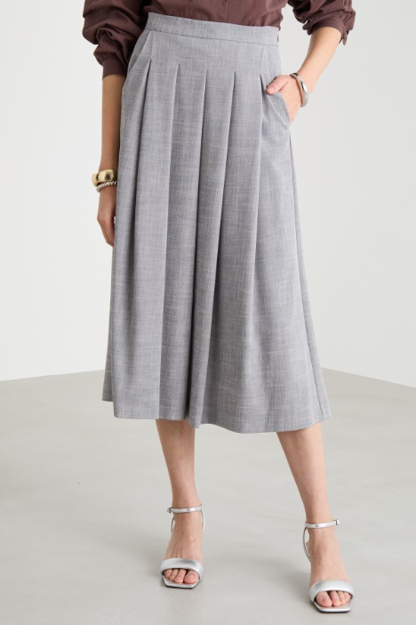 Gonna svasata con pieghe cucite