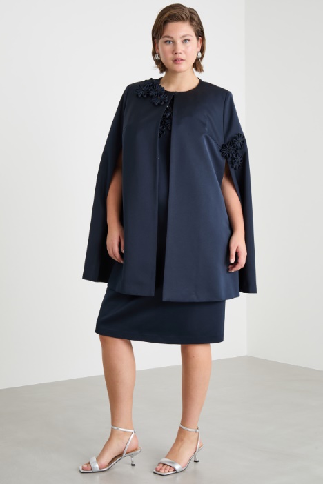 Embroidered duchesse cape Intrend