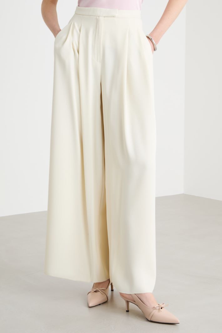 Pleated fluid crepe trousers Intrend - 2