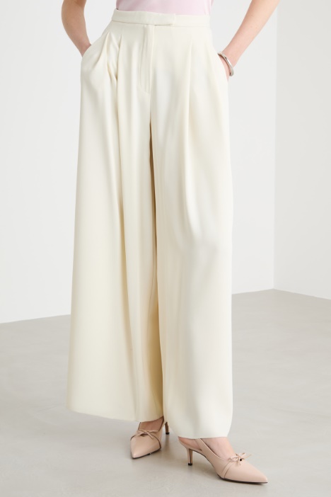 Pantalone in crepe fluido con pieghe