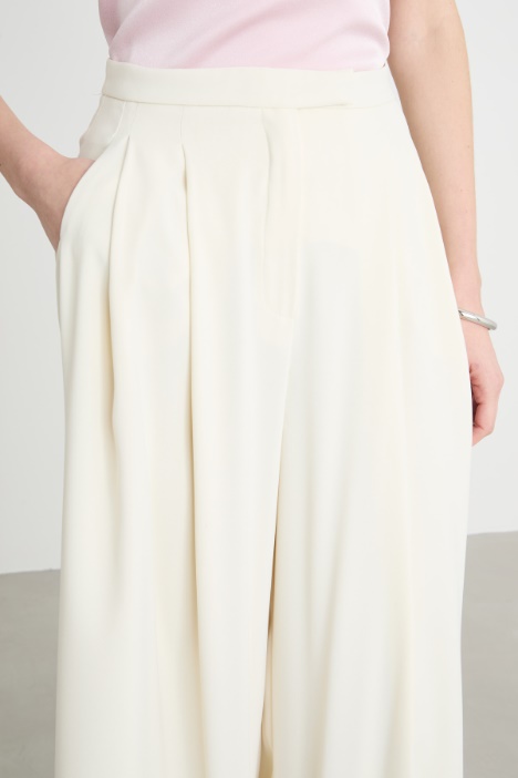Pantalone in crepe fluido con pieghe