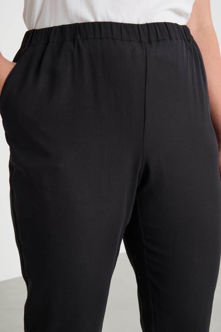 Slim-fit crepe trousers Intrend - 3