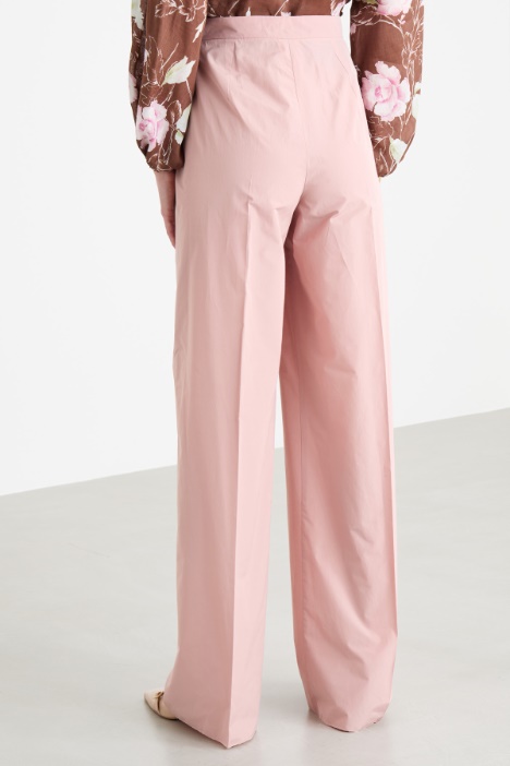 Pantalone dritto e ampio