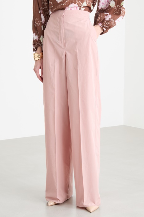 Pantalone dritto e ampio
