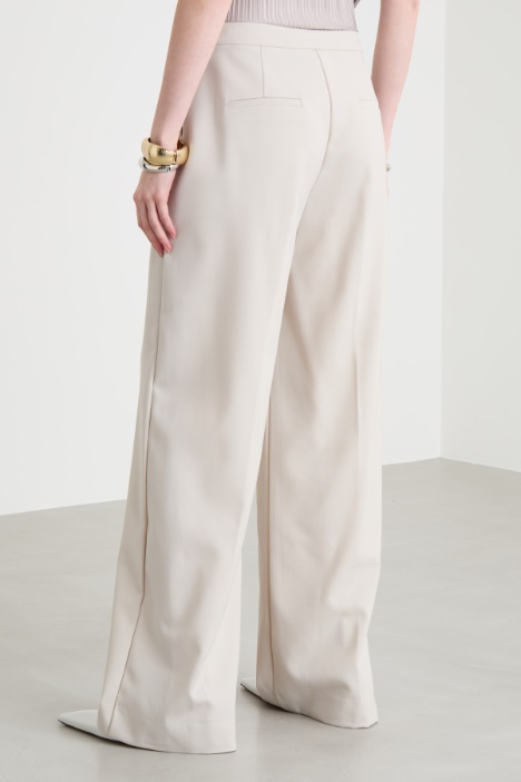 Pantalone ampio in gabardina