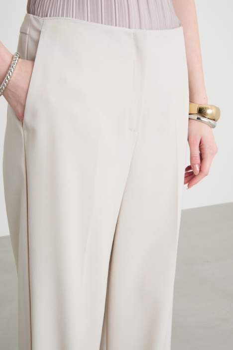 Pantalone ampio in gabardina