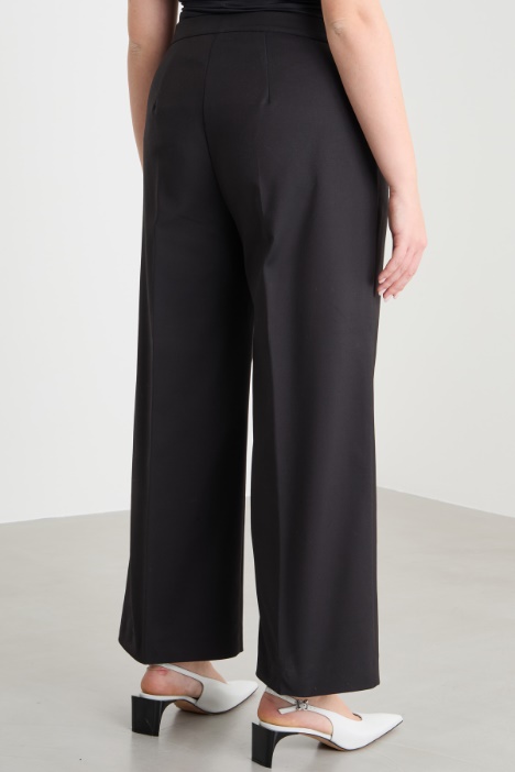 Pantalone con piega cucita