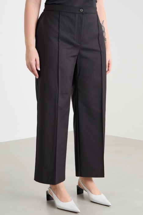 Pantalone con piega cucita