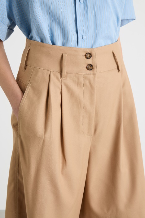 Bermudas fluidas con pinzas