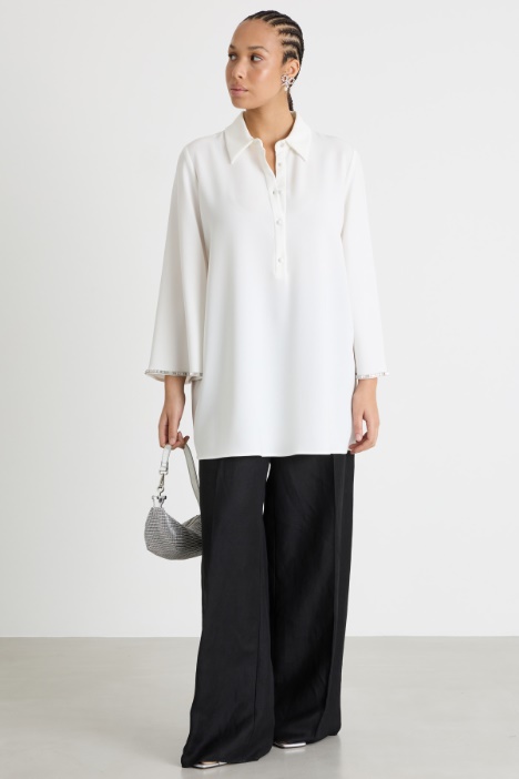 Blusa de cady con pedrería Intrend