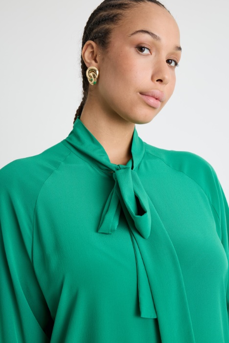 Abito in crepe con collo a foulard