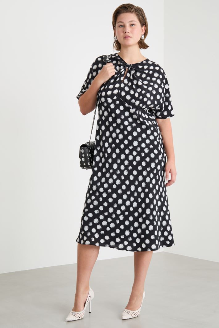 Abito midi drappeggiato Intrend