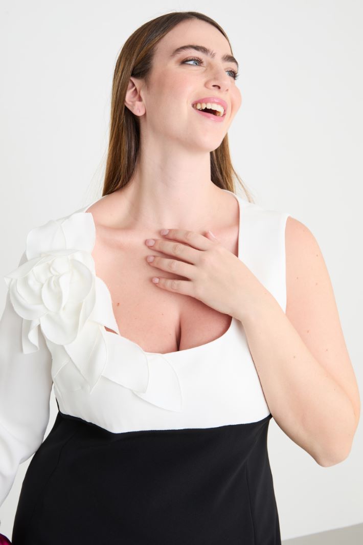 Bicolour one-shoulder cady dress Intrend - 3