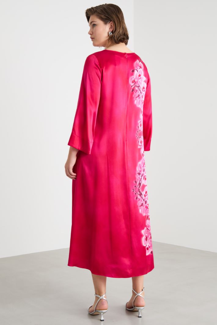 Long satin dress with placement print Intrend - 4