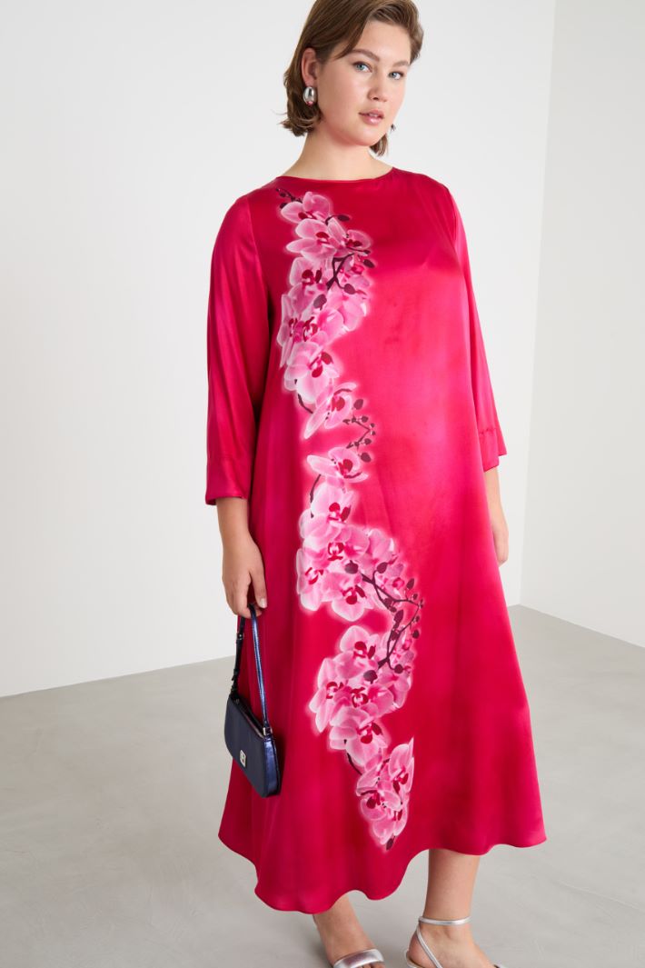Long satin dress with placement print Intrend - 2