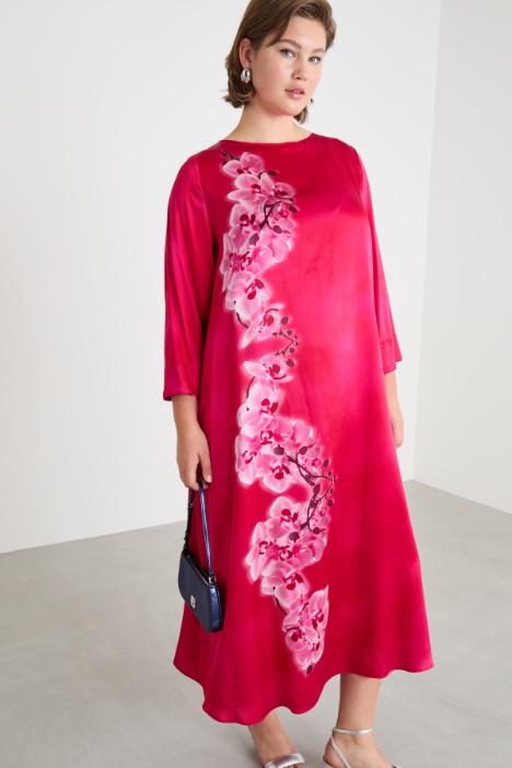 Abito lungo in raso con stampa piazzata