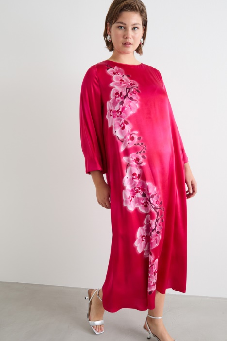 Abito lungo in raso con stampa piazzata