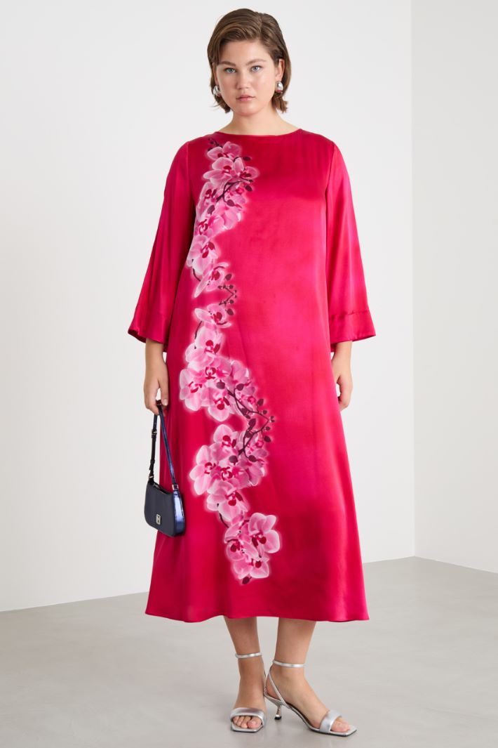 Long satin dress with placement print Intrend