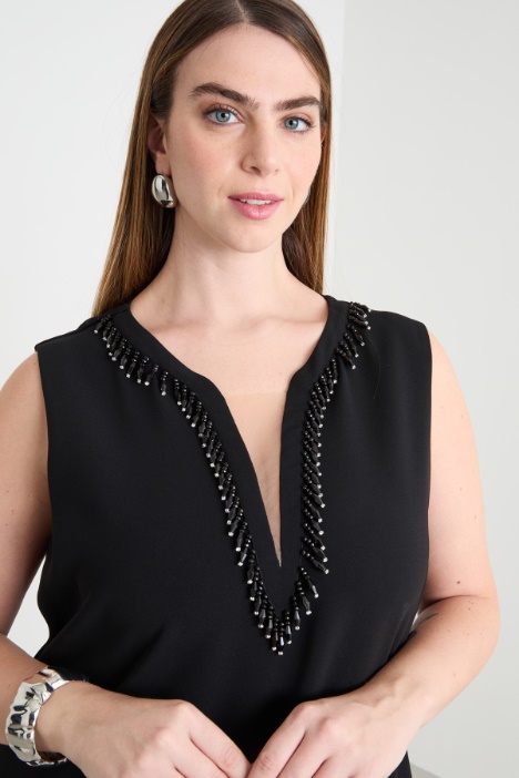 Vestido de cadí con escote en V perfilado