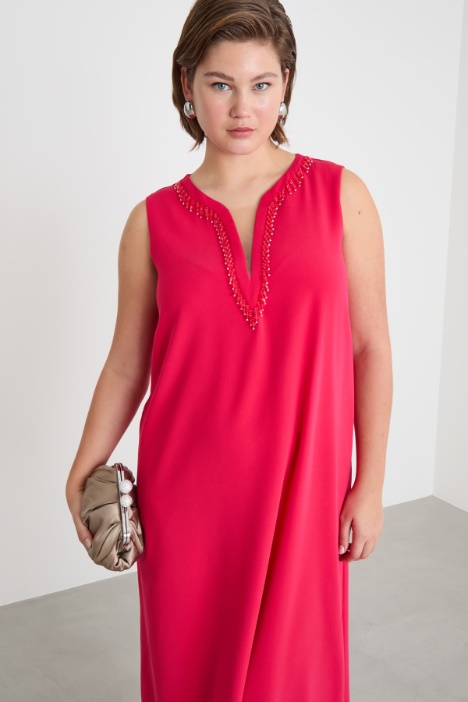 Vestido de cadí con escote en V perfilado