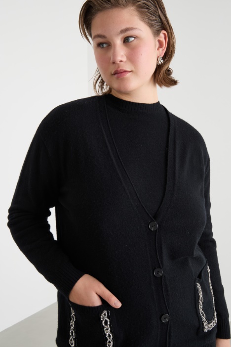 Cárdigan con bolsillos bordados con pedrería