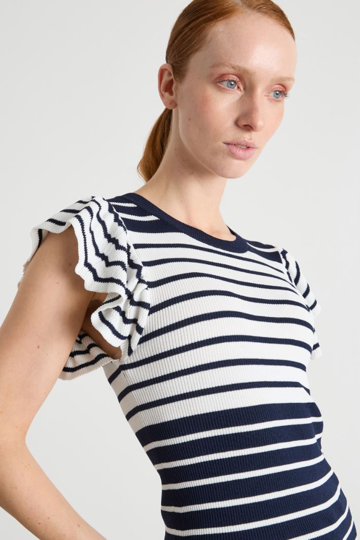 Ruffled-Sleeve Knit Top Intrend - 3