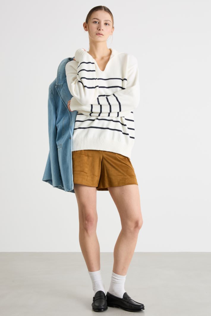 Velvet-finish shorts Intrend