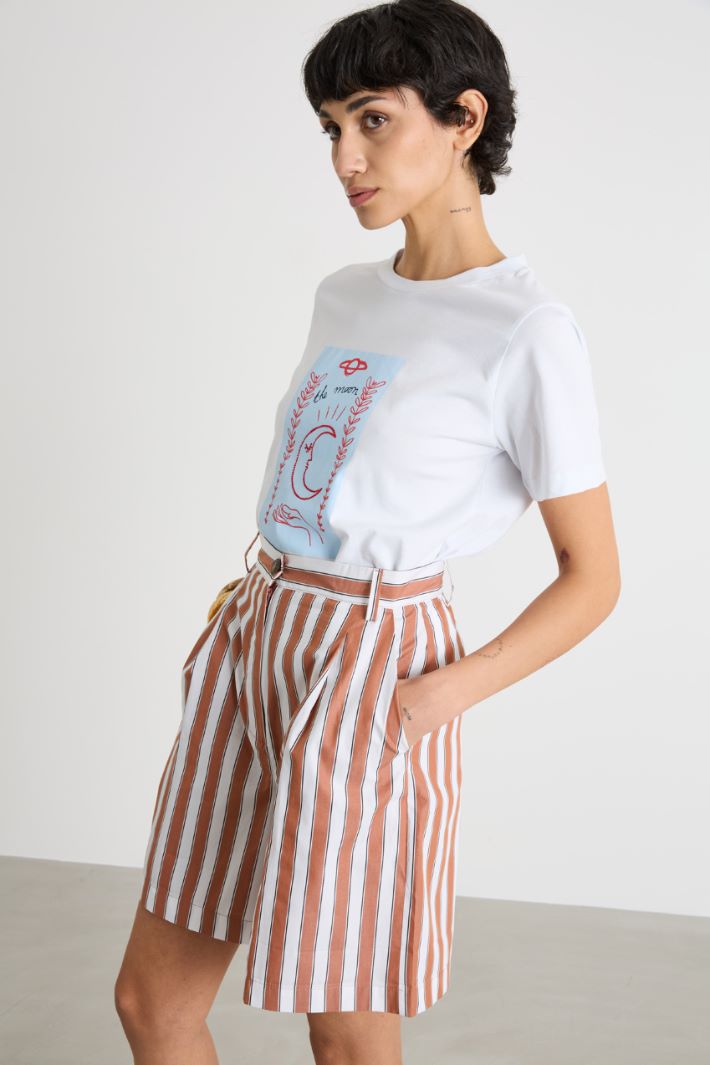 Rhinestone-embroidered T-shirt Intrend - 2