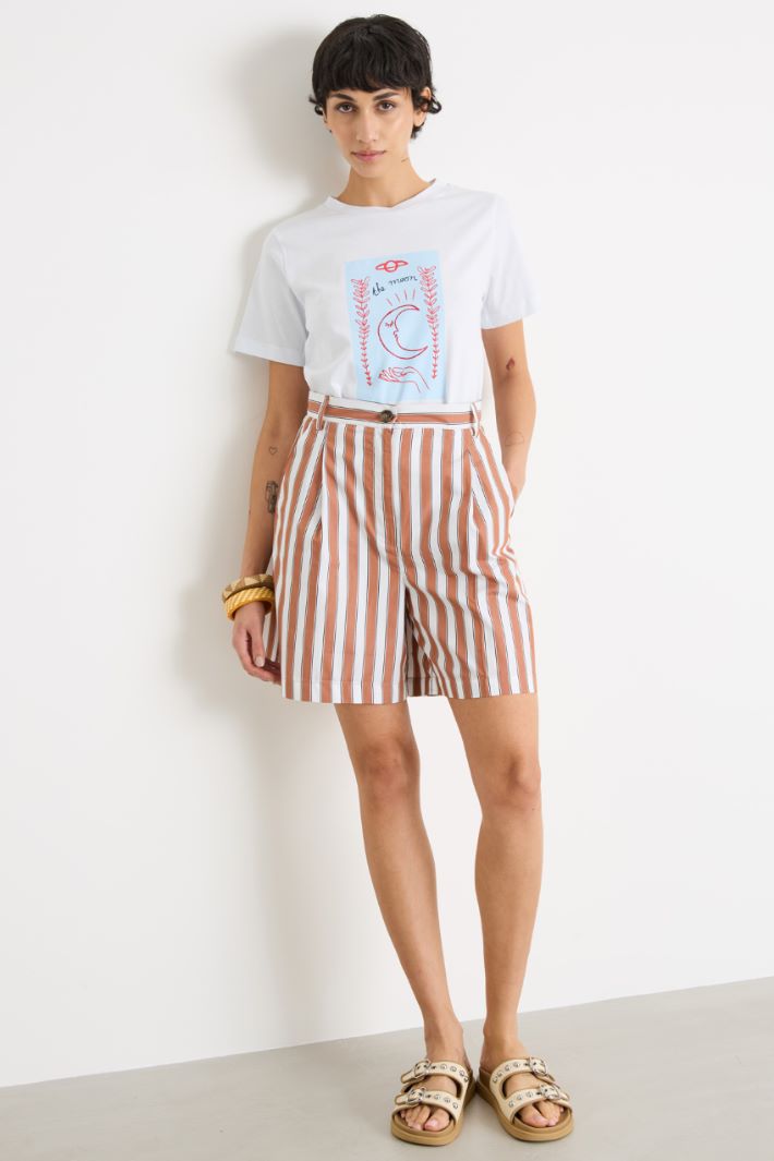 Rhinestone-embroidered T-shirt Intrend