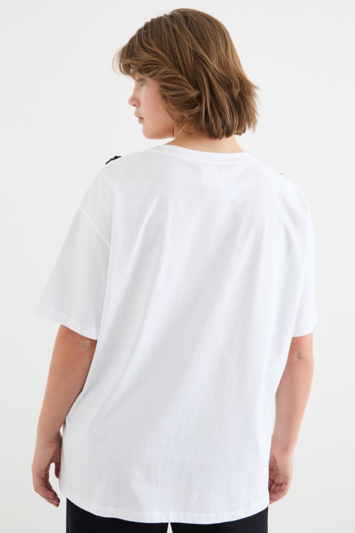 Oversized embroidered T-shirt Intrend - 4