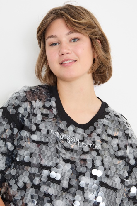 T-shirt con ricamo di paillettes trasparenti