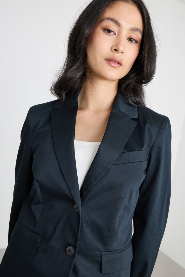 Blazer aderente in raso Intrend - 3