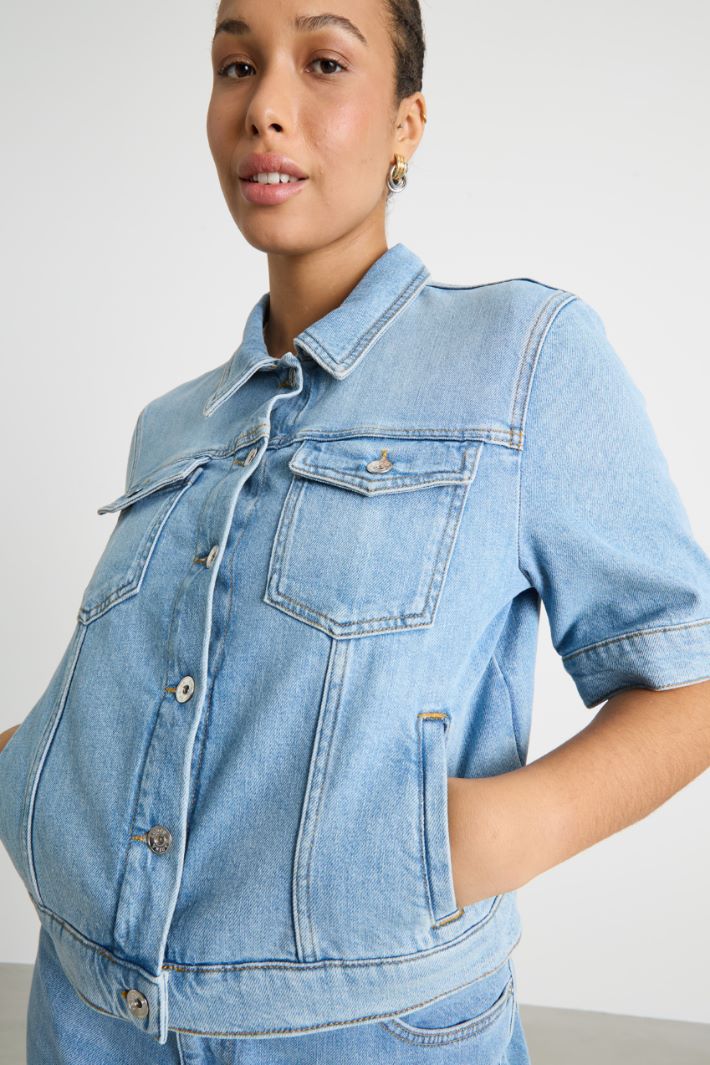 Chaqueta crop de denim Intrend - 2
