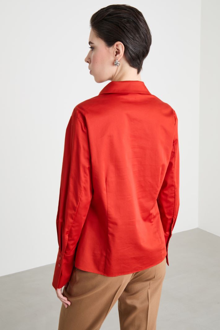 Straight-cut shirt with deep cuffs Intrend - 4