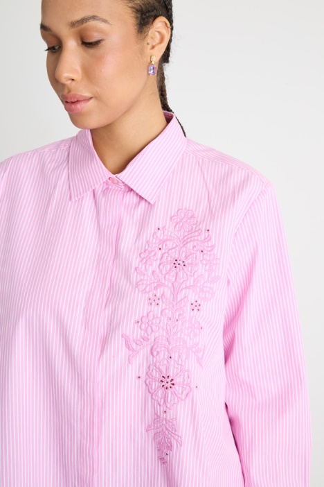 Camicia ampia con ricamo di cotone