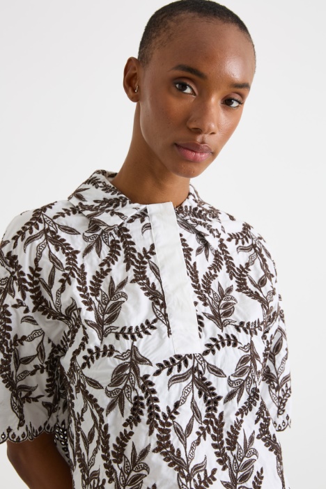 Camisa de popelina bordada