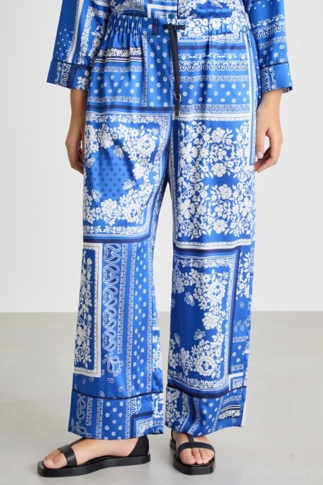 Pantalón jogger de sarga estampada