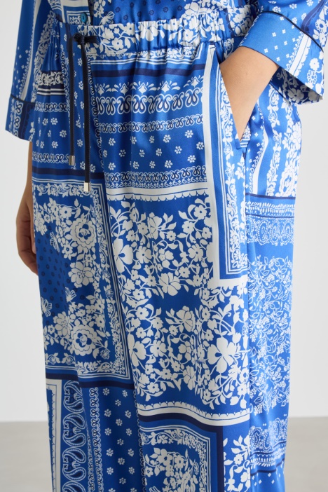 Pantalón jogger de sarga estampada