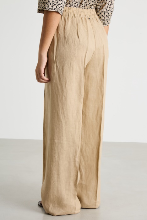 Pantalone ampio con coulisse e nappe