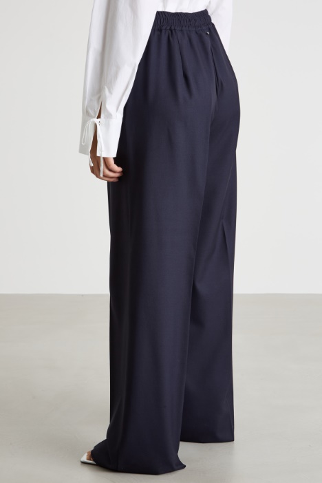 Pantalón amplio con cordón ajustable