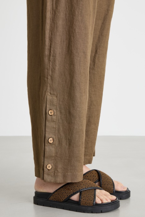 Pantalone con bottoni al fondo