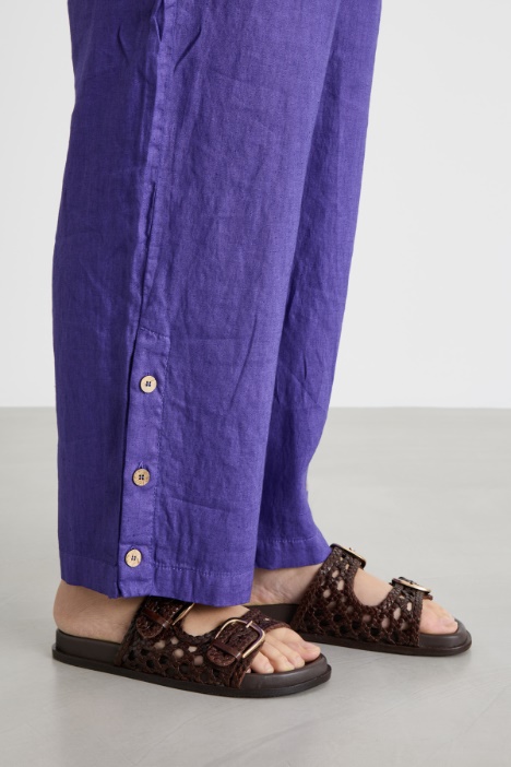 Pantalone con bottoni al fondo