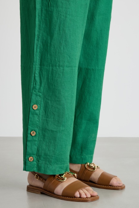 Pantalone con bottoni al fondo