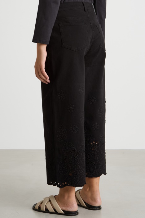 Pantalone in bull con ricami