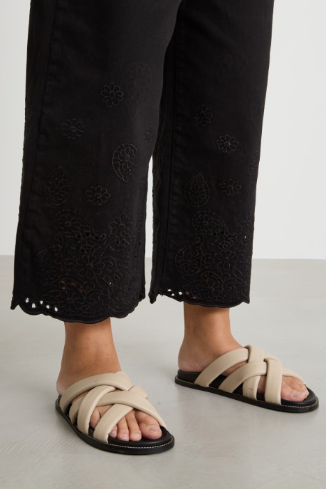 Pantalone in bull con ricami