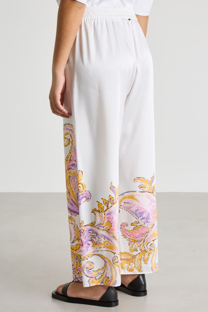 Cropped trousers in printed twill Intrend - 4