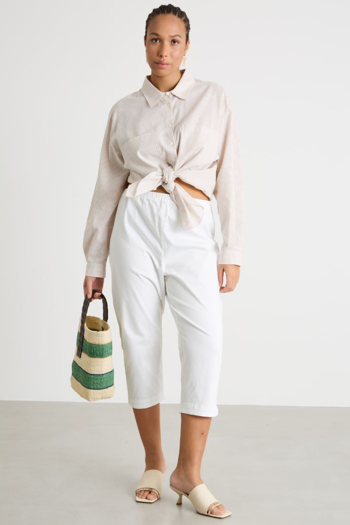 Cropped slit-hem trousers Intrend
