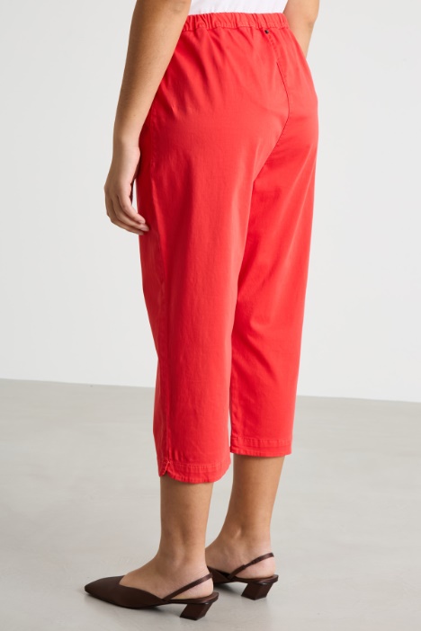 Pantalón crop con aberturas