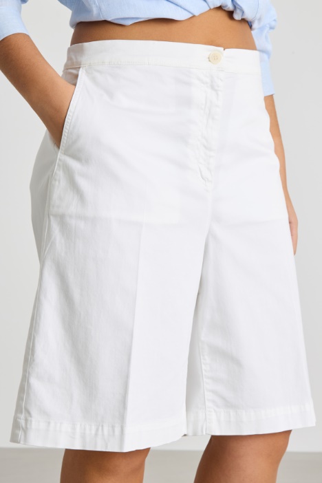 Bermuda in raso con tasche