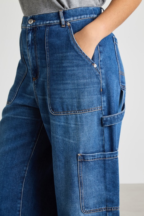 Jeans ampio con tasca cargo